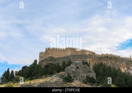 Vista da Lindos dell'Acropoli della fortezza di Lindos sulla cima di una montagna Foto Stock