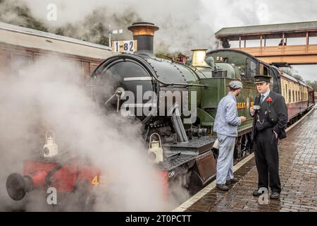 GWR '4500' 2-6-2T No. 4555 attende alla stazione di Bewdley sulla Severn Valley Railway, Worcestershire, Inghilterra, Regno Unito Foto Stock