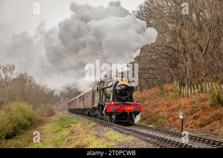 GWR 'Hall' 4-6-0 No. 4930 'Hagley Hall' si avvicina a Orchard Crossing sulla Severn Valley Railway Foto Stock