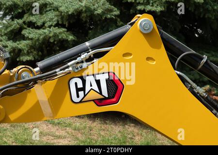 ST PAUL, Minnesota, USA - 31 AGOSTO 2023: Primo piano sulle attrezzature pesanti CAT Caterpillar e logo del marchio. Foto Stock