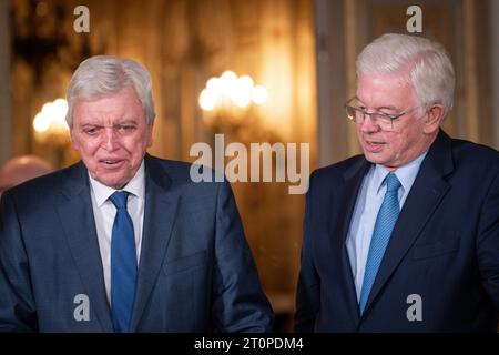 Landtagswahl Hessen Volker Bouffier Ehemaliger Ministerpraesident von Hessen gemeinsam mit Roland Koch Ehemaliger Ministerpraesident von Hessen im Fernsehinterview bei der Landtagswahl 2023 ad Assia, Wiesbaden, 08.10.2023 Wiesbaden Hessen Deutschland *** elezione di Stato Hesse Volker Bouffier ex Premier di Stato d'Assia insieme a Roland Koch ex Premier di Stato d'Assia in un'intervista televisiva alle elezioni statali del 2023 in Assia, Wiesbaden, 08 10 2023 Wiesbaden Hesse Germany Credit: Imago/Alamy Live News Foto Stock