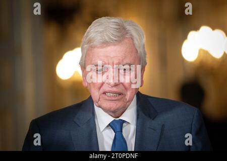 Landtagswahl Assia Volker Bouffier Ehemaliger Ministerpraesident von Hessen im Fernsehinterview nach den ersten Hochrechnungen der Landtagswahl 2023 ad Assia, Wiesbaden, 08.10.2023 Wiesbaden Assia Germania *** elezione statale Assia Volker Bouffier ex Premier di Stato Assia in un'intervista televisiva dopo le prime proiezioni delle elezioni statali del 2023 in Assia, Wiesbaden, Wiesbaden, Wiesbaden, Wiesbaden, 08 10 2023 Wiesbaden Hesse Germany crediti: Imago/Alamy Live News Foto Stock