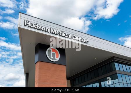 HUDSON, WISCONSIN, USA - 5 LUGLIO 2023: Esterno dell'Hudson Medical Center e logo del marchio. Foto Stock