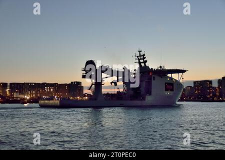 Arrivando sul Tamigi prima del suo nome formale a Londra c'è RFA Proteus, la prima di due navi di sorveglianza oceanica multiruolo pianificate. Foto Stock