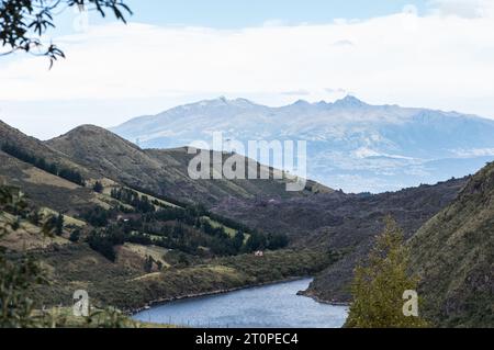 Vista sulla strada che conduce al Parco Nazionale Antisana in Ecuador Foto Stock