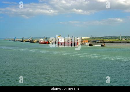 Le petroliere scaricano i loro carichi al Marine Terminal della raffineria petrolifera esso Fawley a Southampton Water Hampshire. Foto Stock