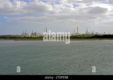 Fawley Oil Refinery vista da Southampton Water. La raffineria è di proprietà della Exxon Corporation ed è la più grande del Regno Unito. Foto Stock