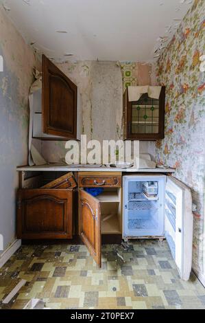 Cucina molto piccola in un cottage abbandonato. Foto Stock