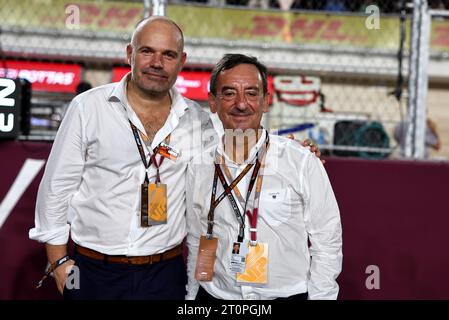 Doha, Qatar. 8 ottobre 2023. Pierre Fillon (fra) presidente ACO (a destra) sulla griglia. Campionato del mondo di Formula 1, Rd 18, Gran Premio del Qatar, domenica 8 ottobre 2023. Doha, Qatar. Crediti: James Moy/Alamy Live News Foto Stock