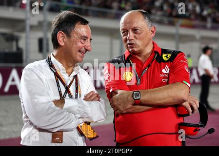 Doha, Qatar. 8 ottobre 2023. (Da L a R): Pierre Fillon (fra) presidente ACO con Frederic Vasseur (fra) responsabile del team Ferrari in griglia. Campionato del mondo di Formula 1, Rd 18, Gran Premio del Qatar, domenica 8 ottobre 2023. Doha, Qatar. Crediti: James Moy/Alamy Live News Foto Stock