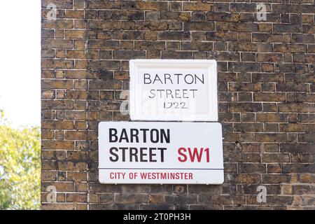 Vecchio (1722) e nuovo cartello stradale, Barton Street, City of Westminster, Greater London, England, Regno Unito Foto Stock