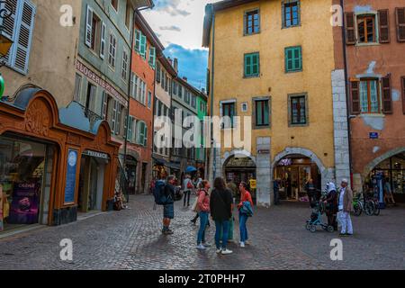 Turisti e visitatori che camminano per le splendide strade della città di Annecy contro un cielo nuvoloso. Annecy, alta Savoia in Francia. Foto Stock