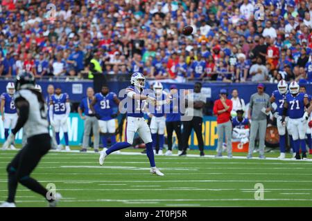 Tottenham Hotspur Stadium, Londra, Regno Unito. 8 ottobre 2023. NFL UK Football, Jacksonville Jaguars contro Buffalo Bills; il quarterback dei Buffalo Bills Josh Allen passa il credito: Action Plus Sports/Alamy Live News Foto Stock