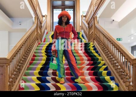 Londra, Regno Unito. 6 ottobre 2023. LONDRA, REGNO UNITO - 06 OTTOBRE 2023: L'artista Lakwena Maciver posa con la sua installazione TENDER, LOVING, CARE, 2023, durante una photocall alla casa d'aste di Christie per la prima acquisizione da parte dell'artista della storica sede di St James's a Londra, Regno Unito il 6 ottobre 2023. (Foto di Wiktor Szymanowicz/NurPhoto) credito: NurPhoto SRL/Alamy Live News Foto Stock