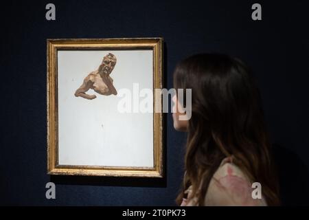 Londra, Regno Unito. 6 ottobre 2023. LONDRA, REGNO UNITO - 06 OTTOBRE 2023: Un membro dello staff della galleria guarda un dipinto di Lucian Freud, Self-portrait (Fragment), 1986, stima £ 300.000 - 500.000 durante una foto alla casa d'aste di Christie che mostra i punti salienti del 20th/21st Century Evening sale a Londra, Regno Unito il 6 ottobre 2023. (Foto di Wiktor Szymanowicz/NurPhoto) credito: NurPhoto SRL/Alamy Live News Foto Stock