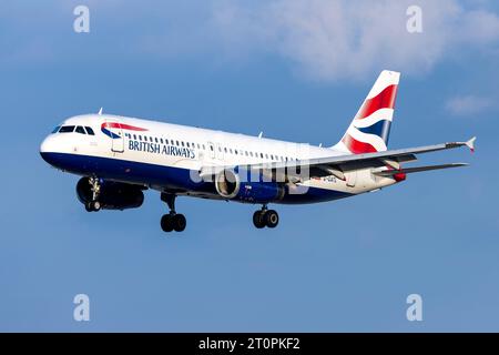 British Airways (BA Euroflyer) Airbus A320-232 (REG: G-GATL) in arrivo da Londra Gatwick come volo BA2645. Foto Stock