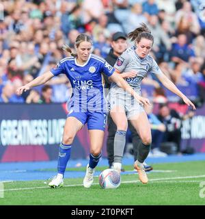 Leicester, Regno Unito. 8 ottobre 2023. Courtney Nevin di Leicester trattiene la sfida durante la fa Women's Super League match tra Leicester City Women e Everton Women al King Power Stadium di Leicester, in Inghilterra, l'8 ottobre 2023. Foto di Stuart Leggett. Solo per uso editoriale, licenza necessaria per uso commerciale. Nessun utilizzo in scommesse, giochi o pubblicazioni di un singolo club/campionato/giocatore. Credito: UK Sports Pics Ltd/Alamy Live News Foto Stock