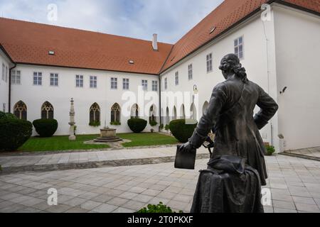 Monastero minorita di Znojmo o cortile Minoritsky Kaster con statua Foto Stock