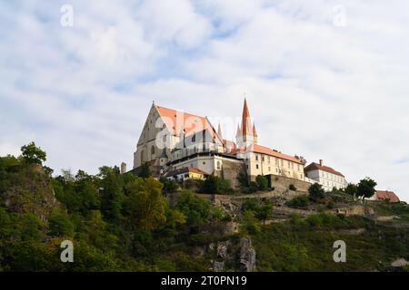 Paesaggio urbano di Znojmo o paesaggio urbano con la chiesa di San Nicola e la cappella di San Venceslao in Moravia Foto Stock