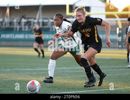 6 ottobre 2023: L'attaccante di Portland St. Raniyah Burton (8) e la centrocampista dell'Idaho Annika Farley (12) combattono per il controllo del pallone durante la partita di calcio femminile NCAA tra i Portland State Vikings e gli Idaho Vandals all'Hillsboro Stadium, Portland, OREGON. Larry C. Lawson/CSM Foto Stock