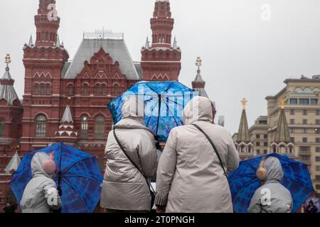 Mosca, Russia. 8 ottobre 2023. La gente cammina nella Piazza Rossa durante la pioggia e il vento a Mosca, in Russia. Crediti: Nikolay Vinokurov/Alamy Live News Foto Stock