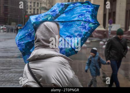 Mosca, Russia. 8 ottobre 2023. La gente cammina nella Piazza Rossa durante la pioggia e il vento a Mosca, in Russia. Crediti: Nikolay Vinokurov/Alamy Live News Foto Stock