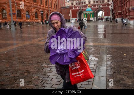 Mosca, Russia. 8 ottobre 2023. La gente cammina nella Piazza Rossa durante la pioggia e il vento a Mosca, in Russia. Crediti: Nikolay Vinokurov/Alamy Live News Foto Stock