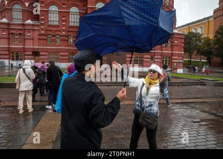 Mosca, Russia. 8 ottobre 2023. La gente cammina nella Piazza Rossa durante la pioggia e il vento a Mosca, in Russia. Crediti: Nikolay Vinokurov/Alamy Live News Foto Stock