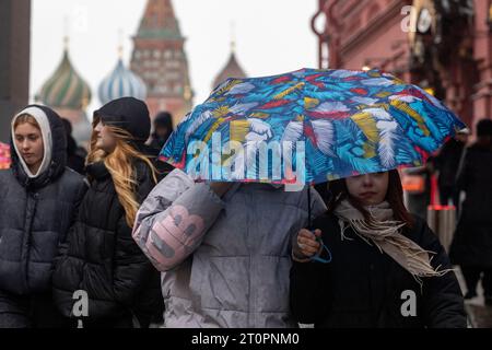 Mosca, Russia. 8 ottobre 2023. La gente cammina nella Piazza Rossa durante la pioggia e il vento a Mosca, in Russia. Crediti: Nikolay Vinokurov/Alamy Live News Foto Stock