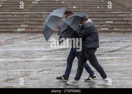 Mosca, Russia. 8 ottobre 2023. La gente cammina nella Piazza Rossa durante la pioggia e il vento a Mosca, in Russia. Crediti: Nikolay Vinokurov/Alamy Live News Foto Stock