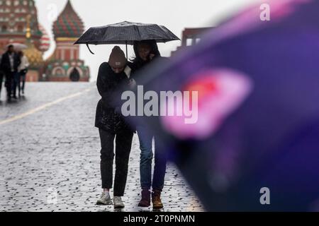 Mosca, Russia. 8 ottobre 2023. La gente cammina nella Piazza Rossa durante la pioggia e il vento a Mosca, in Russia. Crediti: Nikolay Vinokurov/Alamy Live News Foto Stock