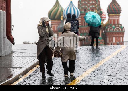 Mosca, Russia. 8 ottobre 2023. La gente cammina nella Piazza Rossa durante la pioggia e il vento a Mosca, in Russia. Crediti: Nikolay Vinokurov/Alamy Live News Foto Stock