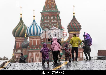 Mosca, Russia. 8 ottobre 2023. La gente cammina nella Piazza Rossa durante la pioggia e il vento a Mosca, in Russia. Crediti: Nikolay Vinokurov/Alamy Live News Foto Stock