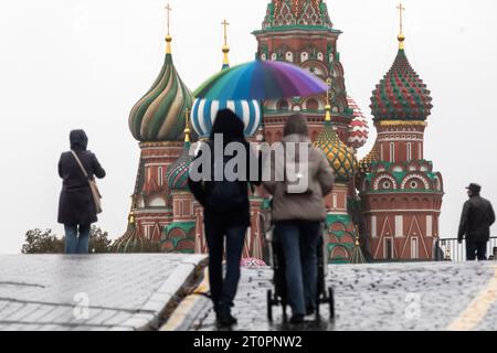 Mosca, Russia. 8 ottobre 2023. La gente cammina nella Piazza Rossa durante la pioggia e il vento a Mosca, in Russia. Crediti: Nikolay Vinokurov/Alamy Live News Foto Stock