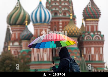 Mosca, Russia. 8 ottobre 2023. La gente cammina nella Piazza Rossa durante la pioggia e il vento a Mosca, in Russia. Crediti: Nikolay Vinokurov/Alamy Live News Foto Stock