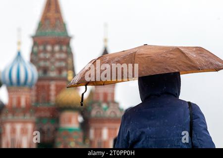 Mosca, Russia. 8 ottobre 2023. La gente cammina nella Piazza Rossa durante la pioggia e il vento a Mosca, in Russia. Crediti: Nikolay Vinokurov/Alamy Live News Foto Stock