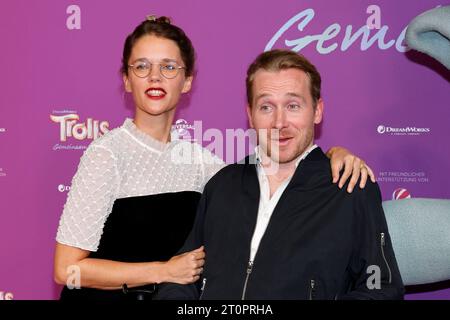 Schauspieler Samuel Koch und Seine Ehefrau Sarah Elena Timpe bei der Premiere des Films Trolls - Gemeinsam Stark im Cinedom. Köln, 08.10.2023 NRW Deutschland *** l'attore Samuel Koch e sua moglie Sarah Elena Timpe alla premiere del film Trolls strong Together al Cinedom di Colonia, 08 10 2023 NRW Germania Copyright: XChristophxHardtx Credit: Imago/Alamy Live News Foto Stock