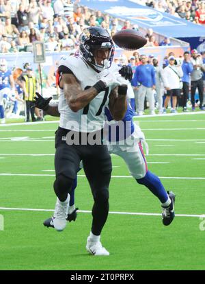 Londra, Regno Unito. 8 ottobre 2023. Jacksonville Jaguar Tight End Evan Engram lascia cadere la palla durante la partita contro i Buffalo Bills nella gara delle NFL International Series a White Hart Lane a Londra domenica 8 ottobre 2023. I Jaguars batterono i Bills 25-20. Foto di Hugo Philpott/UPI credito: UPI/Alamy Live News Foto Stock