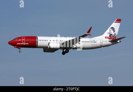 Un Boeing 737-8 Max di norvegese con coda dedicata al poeta Karin Boye che arriva all'aeroporto di Gatwick Foto Stock