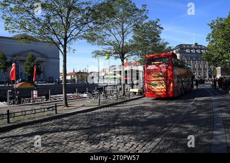 8 ottobre. 2023/.Ved Strand Street sul canale cittadino nella capitale danese Copenaghen Danimarca. Foto.Francis Joseph Dean/Dean Pictures credito: Imago/Alamy Live News Foto Stock