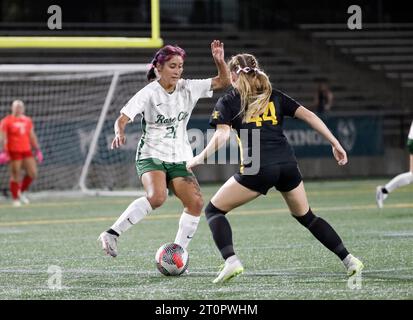 6 ottobre 2023: La centrocampista di Portland St. Lucy Quinn (21) gioca contro una giocatrice dell'Idaho durante la partita di calcio femminile NCAA tra i Portland State Vikings e gli Idaho Vandals all'Hillsboro Stadium, Portland, OREGON. Larry C. Lawson/CSM Foto Stock