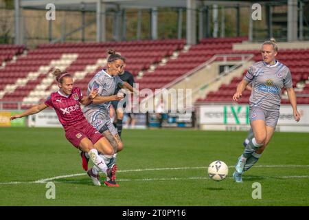 Northampton, Regno Unito, ottavo. Ottobre 2023: Jade Bell di Northampton Town Ladies tira e segna il suo primo gol contro il Sutton Coldfield Town Women nella partita fa WNL Div 1 Midlands League giocata al Sixfields Stadium di Northampton. Crediti: Clive Stapleton/Alamy Live News Foto Stock