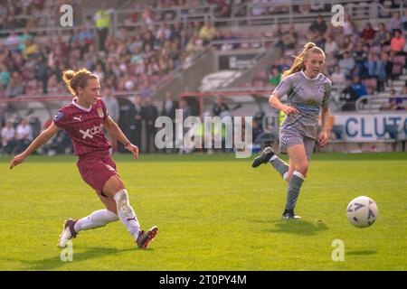 Northampton, Regno Unito, ottavo. Ottobre 2023: La Jade Bell di Northampton Town Ladies tira e segna il suo secondo gol contro la Sutton Coldfield Town Women nella partita fa WNL Div 1 della Midlands League giocata al Sixfields Stadium di Northampton. Crediti: Clive Stapleton/Alamy Live News Foto Stock