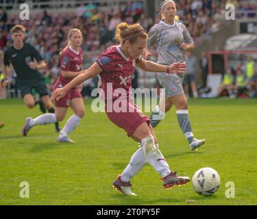 Northampton, Regno Unito, ottavo. Ottobre 2023: Jade Bell di Northampton Town Ladies tira e segna il suo terzo gol per completare la sua tripletta contro le Sutton Coldfield Town Women nella partita fa WNL Div 1 Midlands League giocata al Sixfields Stadium di Northampton. Crediti: Clive Stapleton/Alamy Live News Foto Stock