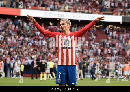 Madrid, Spagna. 8 ottobre 2023. Antoine Griezmann (7) dell'Atletico Madrid festeggia con i suoi tifosi durante la partita LaLiga EA Sports tra l'Atletico Madrid e il Real Sociedad allo stadio Civitas Metropolitano. Punteggio finale: Atletico de Madrid 2: 1 Real Sociedad. Credito: SOPA Images Limited/Alamy Live News Foto Stock