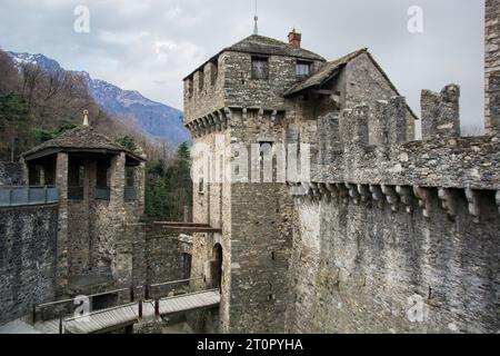 A stone castle with a bridge going through it. Photo of a medieval stone castle with a bridge crossing through it in Bellinzona, Switzerland Foto Stock