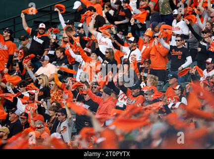 Baltimora, Stati Uniti. 8 ottobre 2023. I tifosi dei Baltimore Orioles esultano prima dell'inizio della seconda partita di una MLB American League Division Series contro i Texas Rangers ad Oriole Park a Camden Yards a Baltimora domenica 8 ottobre 2023. Foto di Tasos Katopodis/UPI credito: UPI/Alamy Live News Foto Stock