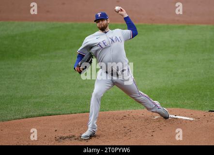 Baltimora, Stati Uniti. 8 ottobre 2023. Il lanciatore titolare dei Texas Rangers Jordan Montgomery lanciò il primo inning contro i Baltimore Orioles ad Oriole Park a Camden Yards a Baltimora domenica 8 ottobre 2023. Foto di Tasos Katopodis/UPI credito: UPI/Alamy Live News Foto Stock