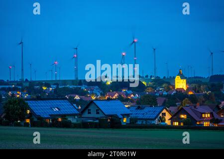 Windpark oberhalb des Ort Lichtenau, Selbst ernannte Energiestadt, Häuser mit Photovoltaik Anlagen auf den Dächern, Kreis Paderborn, OWL, A NRW, Deutschland Energiestadt Lichtenau *** Fonderia eolica sopra la città di Lichtenau, autoproclamata città energetica, case con impianti fotovoltaici sui tetti, distretto Di Paderborn, OWL, NRW, Germania città energetica Lichtenau credito: Imago/Alamy Live News Foto Stock