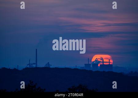 Sonnenuntergang über dem westlichen Ruhrgebiet, das Hüttenwerk Krupp Mannesmann, HKM im Süden von Duisburg, Hochöfen, NRW, Deutschland Industriekulisse *** tramonto sulla zona occidentale della Ruhr, Hüttenwerk Krupp Mannesmann, HKM nel sud di Duisburg, altoforni, NRW, Germania scenario industriale credito: Imago/Alamy Live News Foto Stock